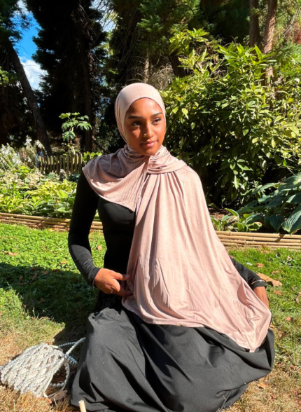 Hijab jersey coton premium couleur beige sur modèle