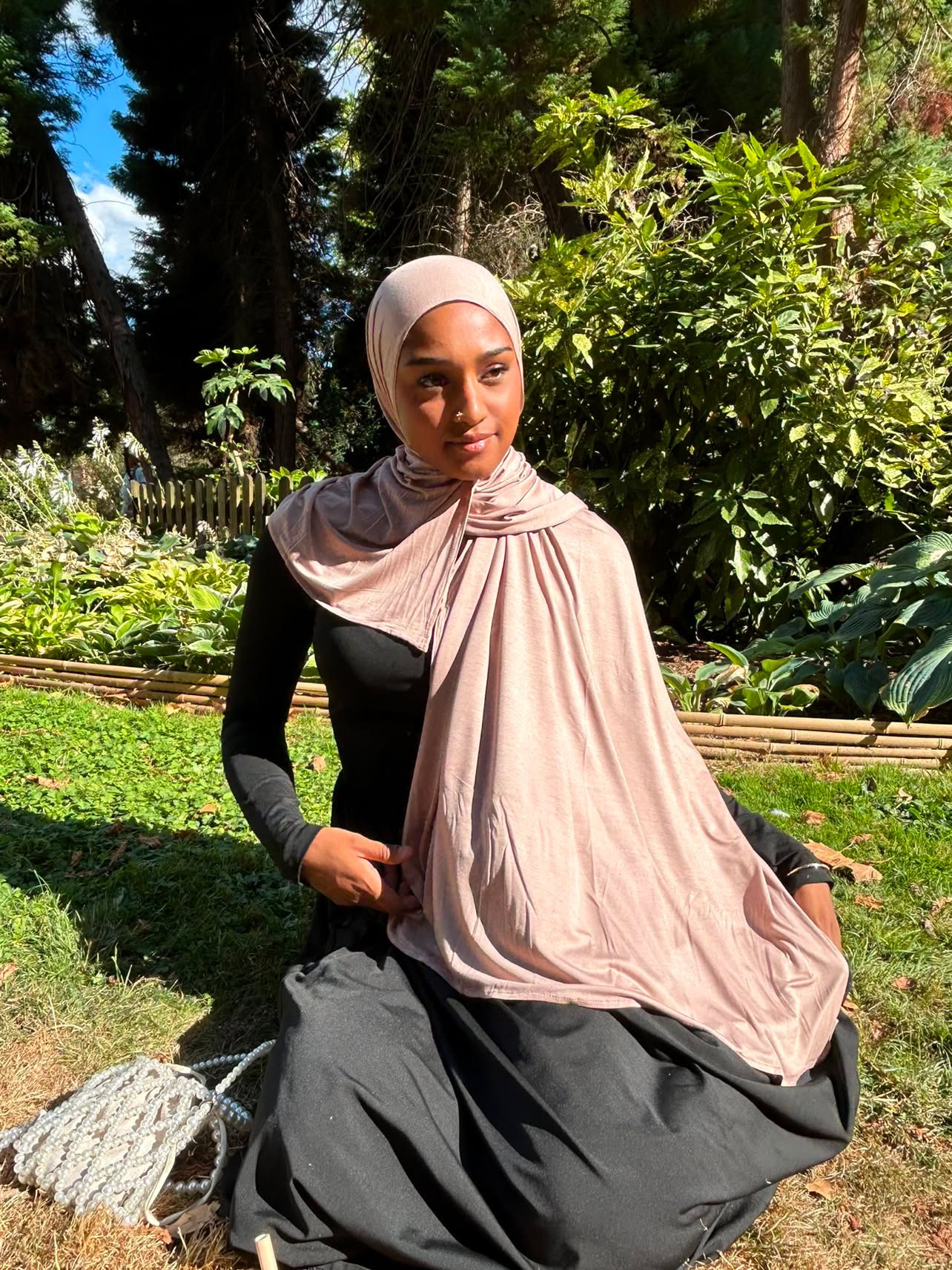 Hijab jersey coton premium couleur beige sur modèle