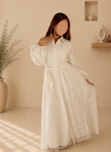 Robe longue en dentelle fleurie ivoire avec boutons de nacre Tashkila