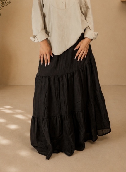 jupe-longue-noire-evasee-a-volants-opaque-mode-modeste-tashkila-by-sam