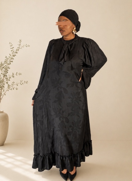 Robe longue victorienne à motifs floraux noire col lavallière Tashkila