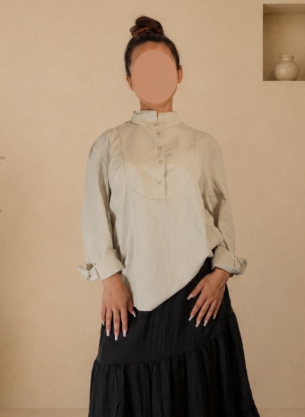 Chemisier mastour à col montant et plastron vert sauge Tashkila
