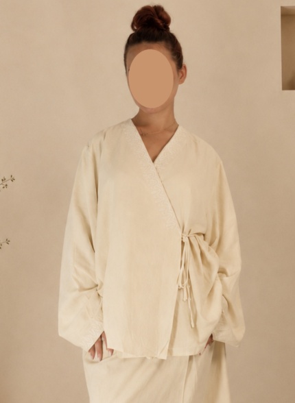Haut cache-cœur brodé en lin jaune beurre avec détails brodés blancs Tashkila
