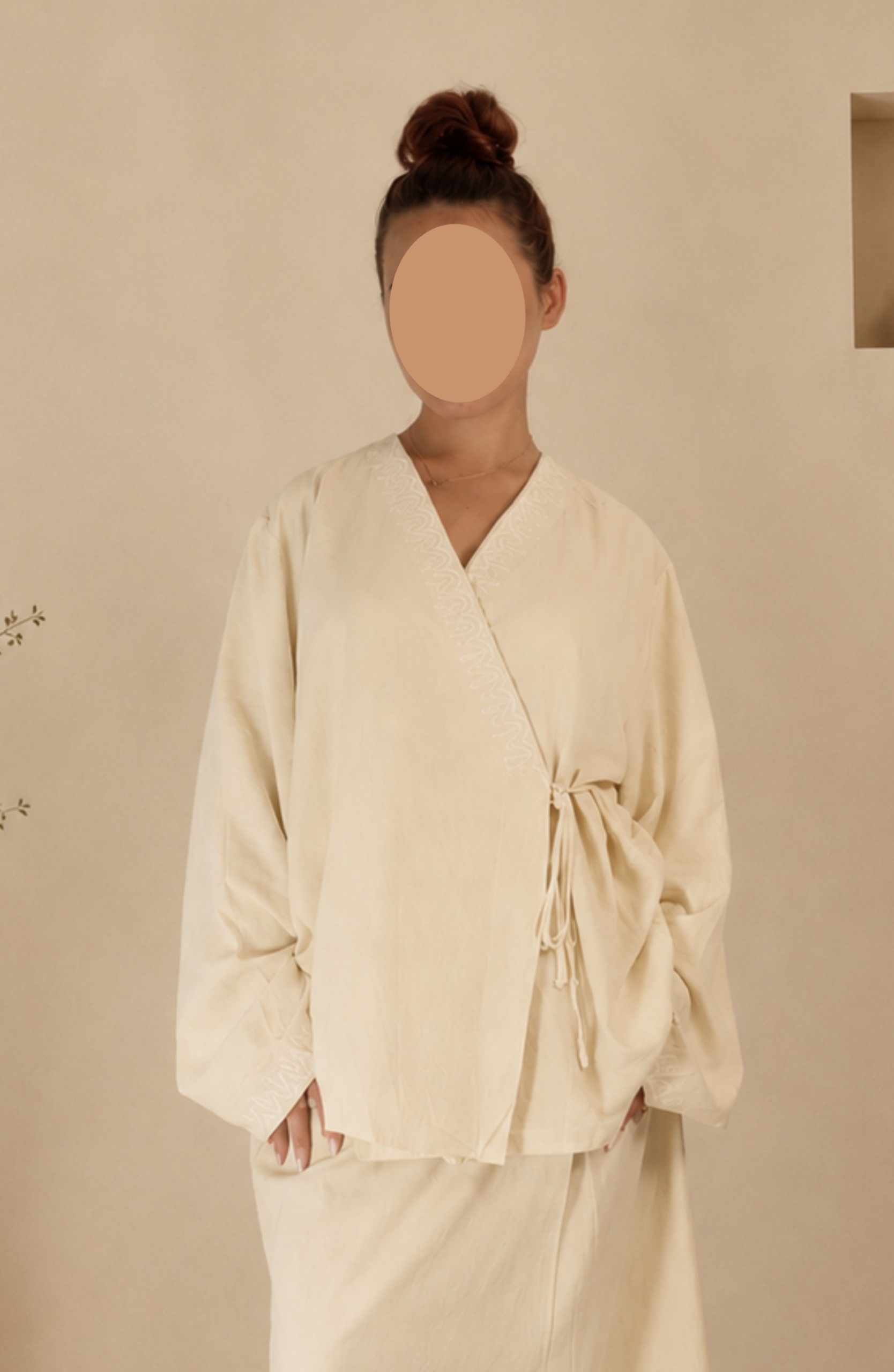 Haut cache-cœur brodé en lin jaune beurre avec détails brodés blancs Tashkila